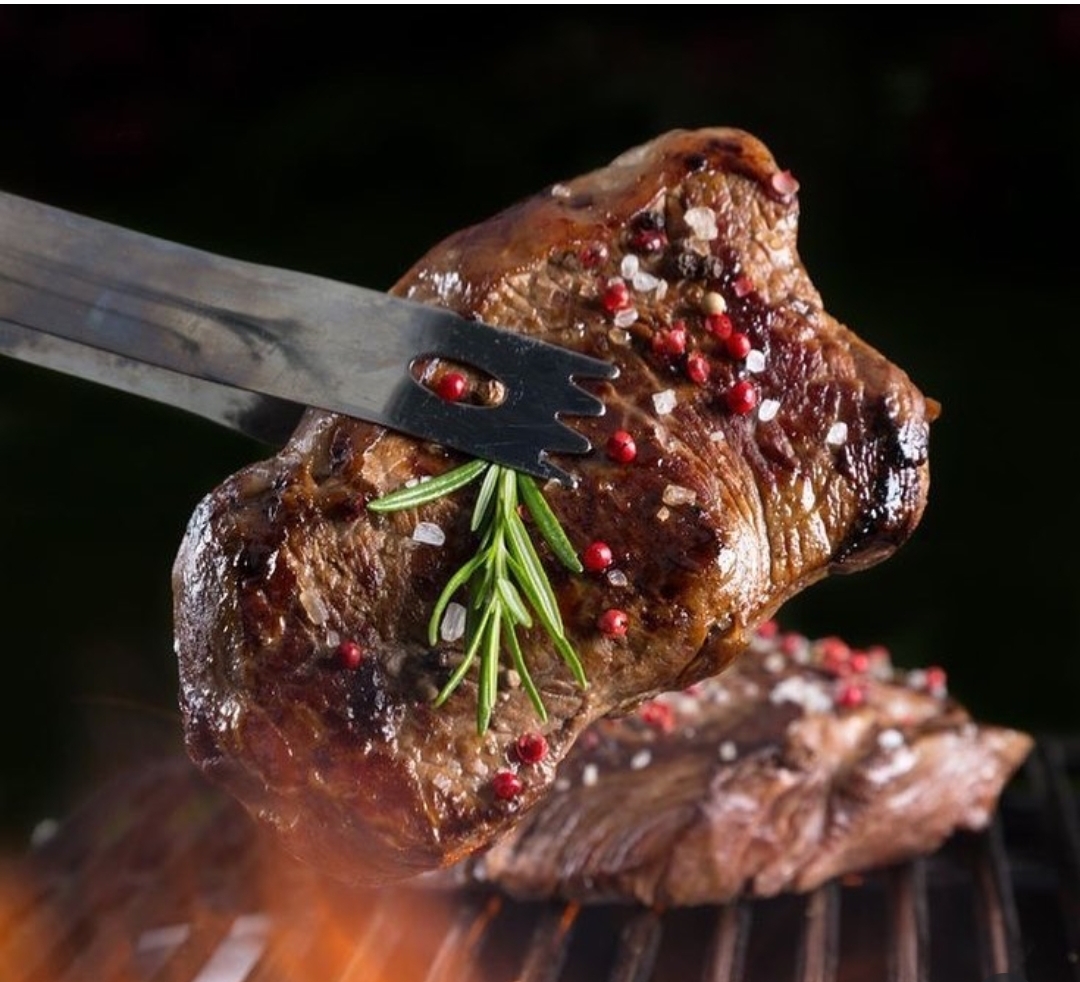 Corte de carne argentina a la parrilla con romero y pimienta rosa