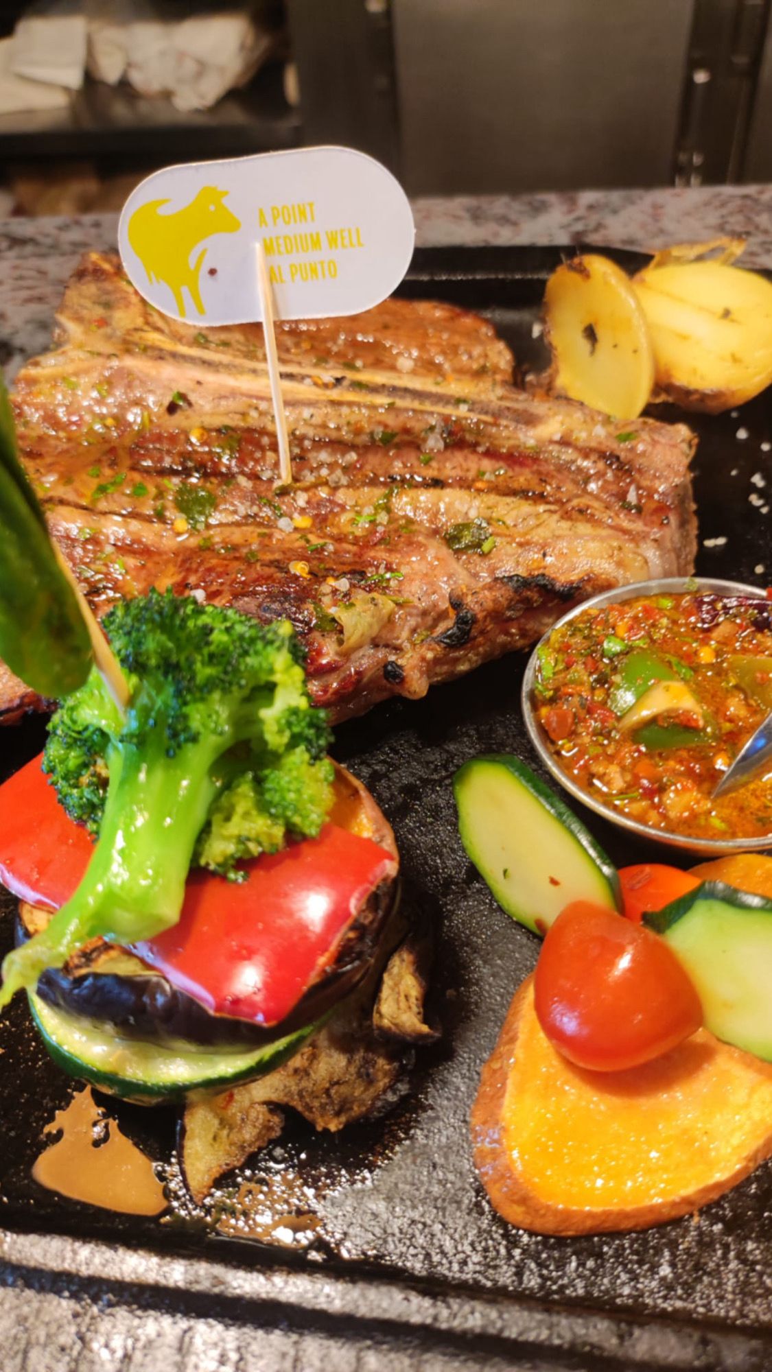 Tira de asado con verduras y chimichurri