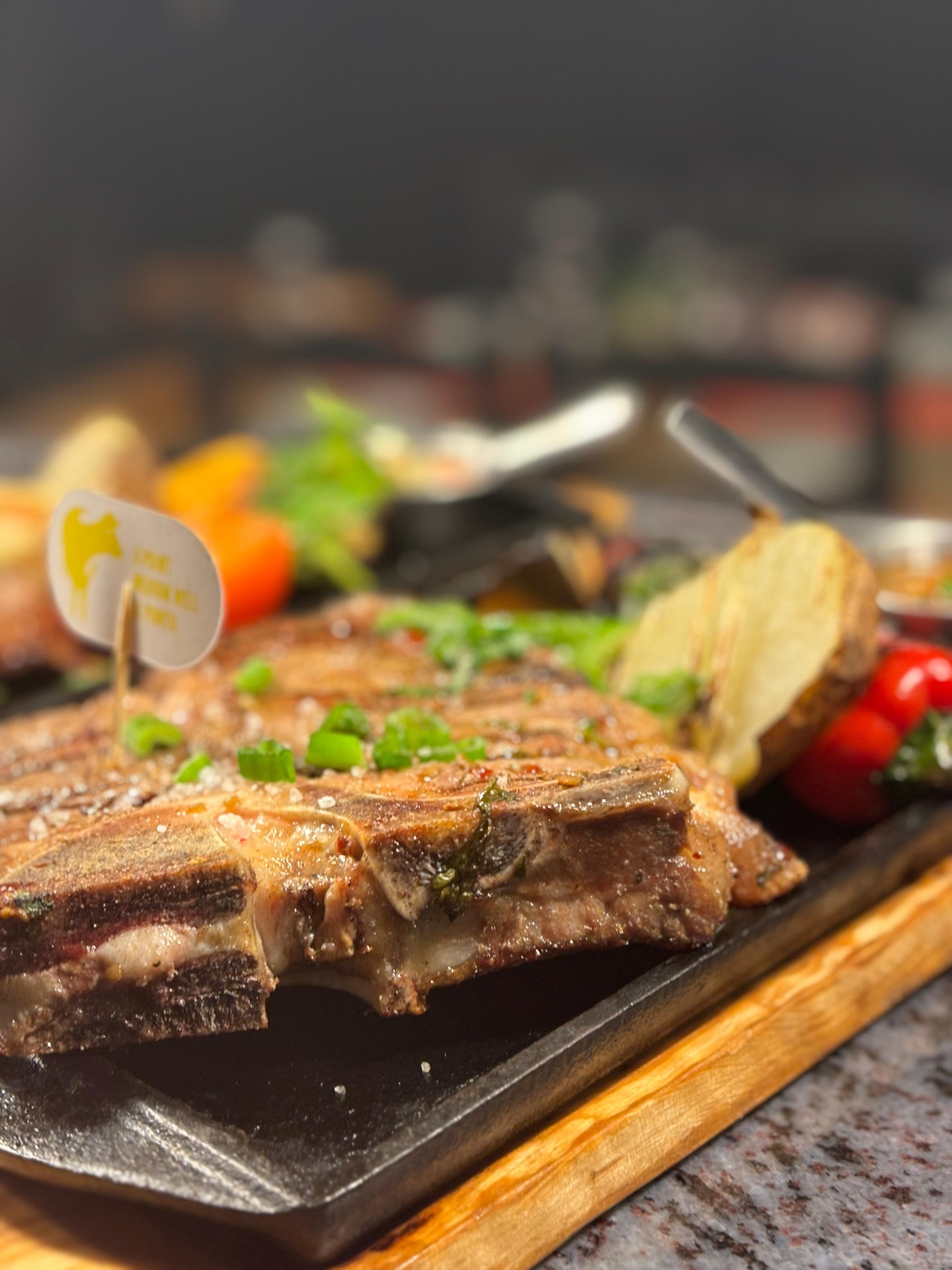 Chuletón a la brasa sobre plancha