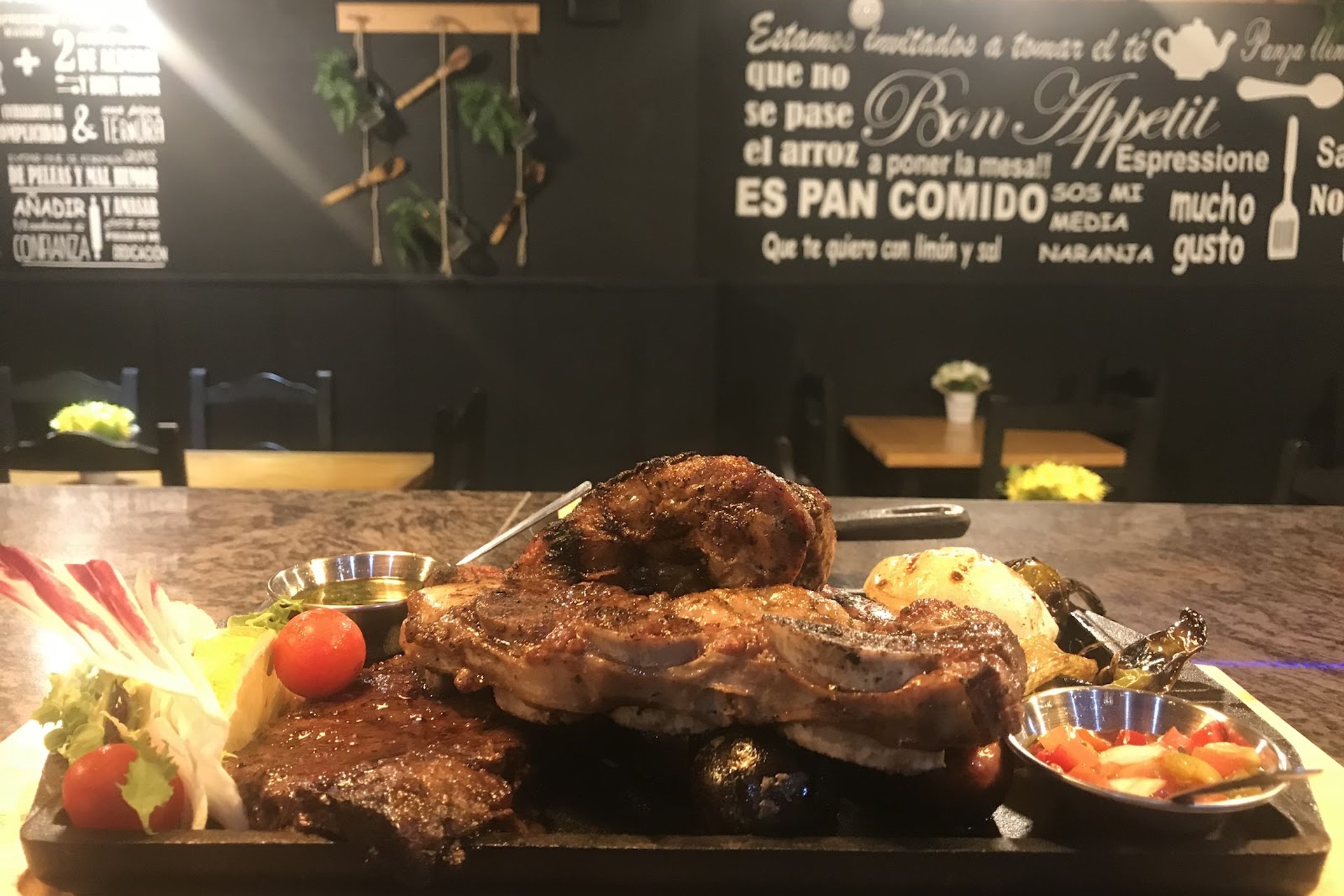 Parrilla argentina con cortes de carne a la brasa